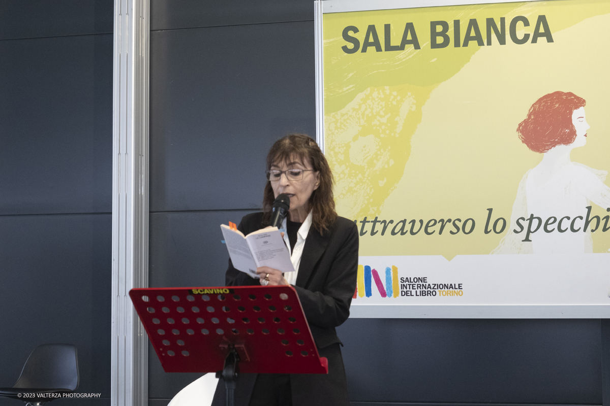 _DSF6276.jpg - 19/05/2023. Torino. Premio Strega Poesia . Prima edizione, presentazione dei finalisti. Nella foto Silvia Bre con l'opera Le campane.