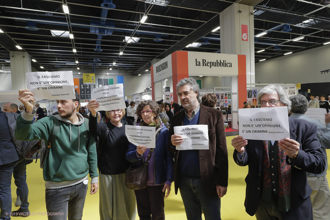 _G3I4360.jpg - 09/05/2019. Torino, 32mo Salone Internazionale del Libro. Nella foto gruppetto di dimostranti nei corridoi del Lingotto.