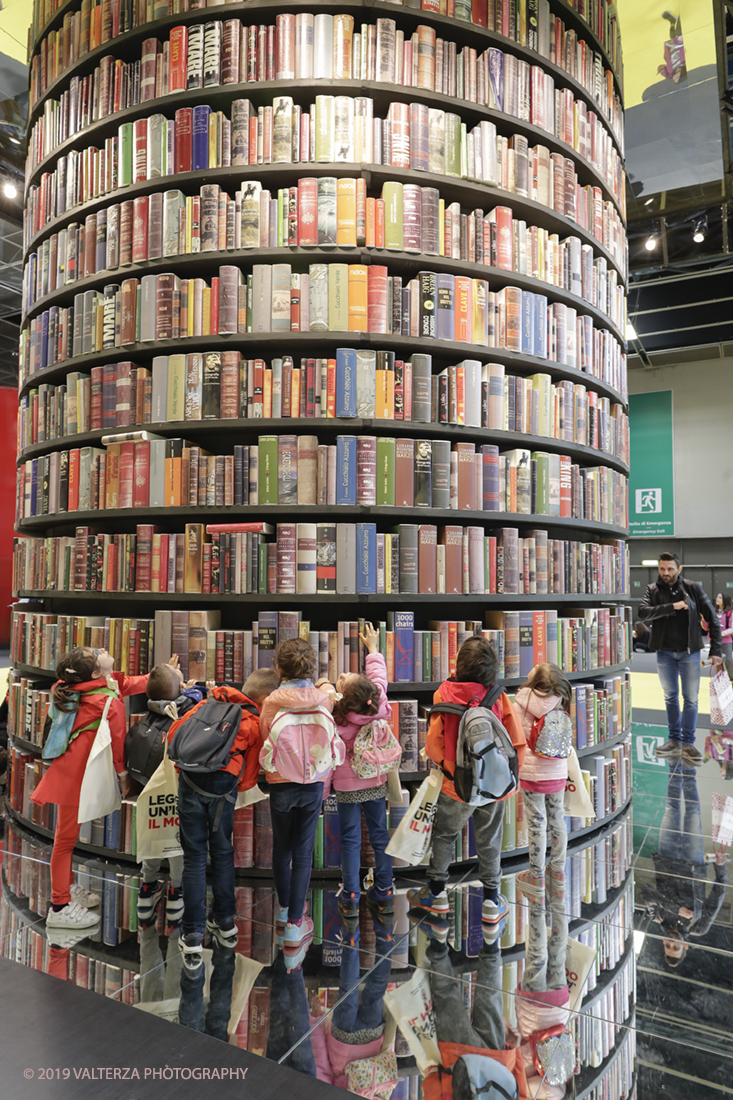 _G3I4598.jpg - 09/05/2019. Torino, 32mo Salone Internazionale del Libro. Nella foto giovanissimi in contemplazione della torre di libri.