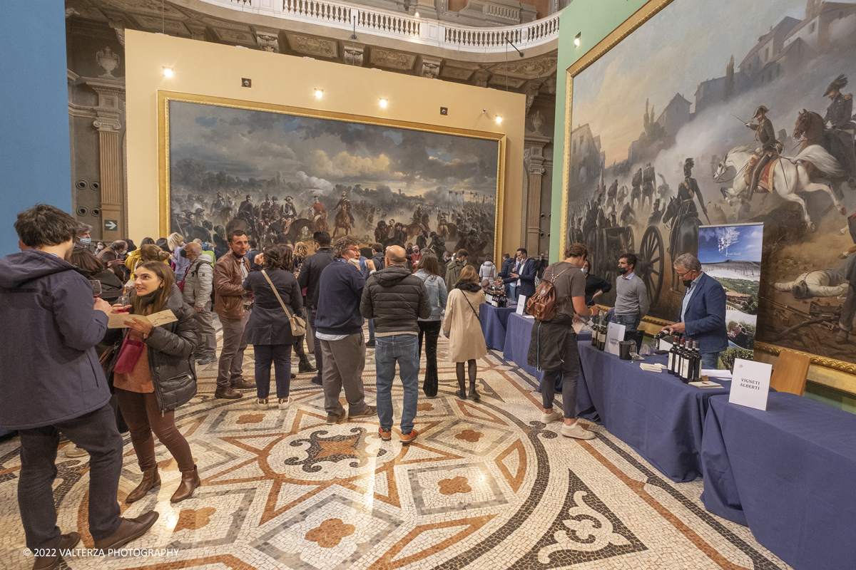 _DSF7415.jpg - 23/04/2022.Torino. Al Museo del Risorgimento Torna il Salone del vino  nell'ambito della Torino Wine Week. Nella foto visitatori in cerca di informazioni ed assaggi dei vini presentati al Salone