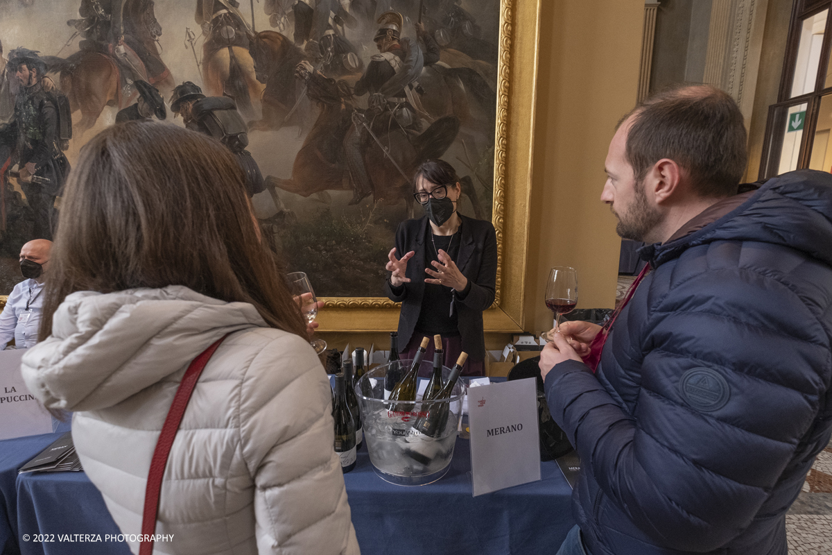 _DSF7429.jpg - 23/04/2022.Torino. Al Museo del Risorgimento Torna il Salone del vino  nell'ambito della Torino Wine Week. Nella foto visitatori in cerca di informazioni ed assaggi dei vini presentati al Salone