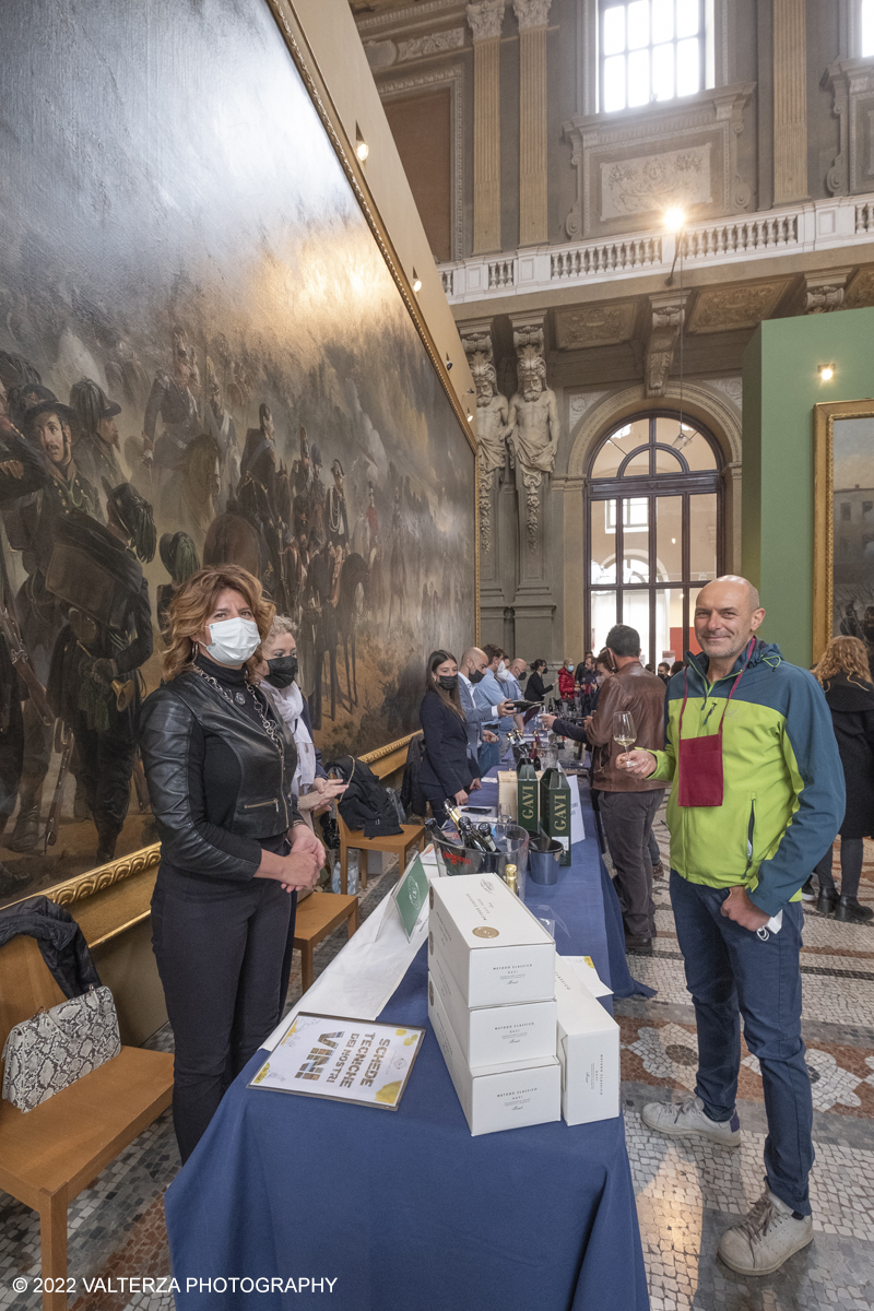 _DSF7438.jpg - 23/04/2022.Torino. Al Museo del Risorgimento Torna il Salone del vino  nell'ambito della Torino Wine Week. Nella foto visitatori in cerca di informazioni ed assaggi dei vini presentati al Salone