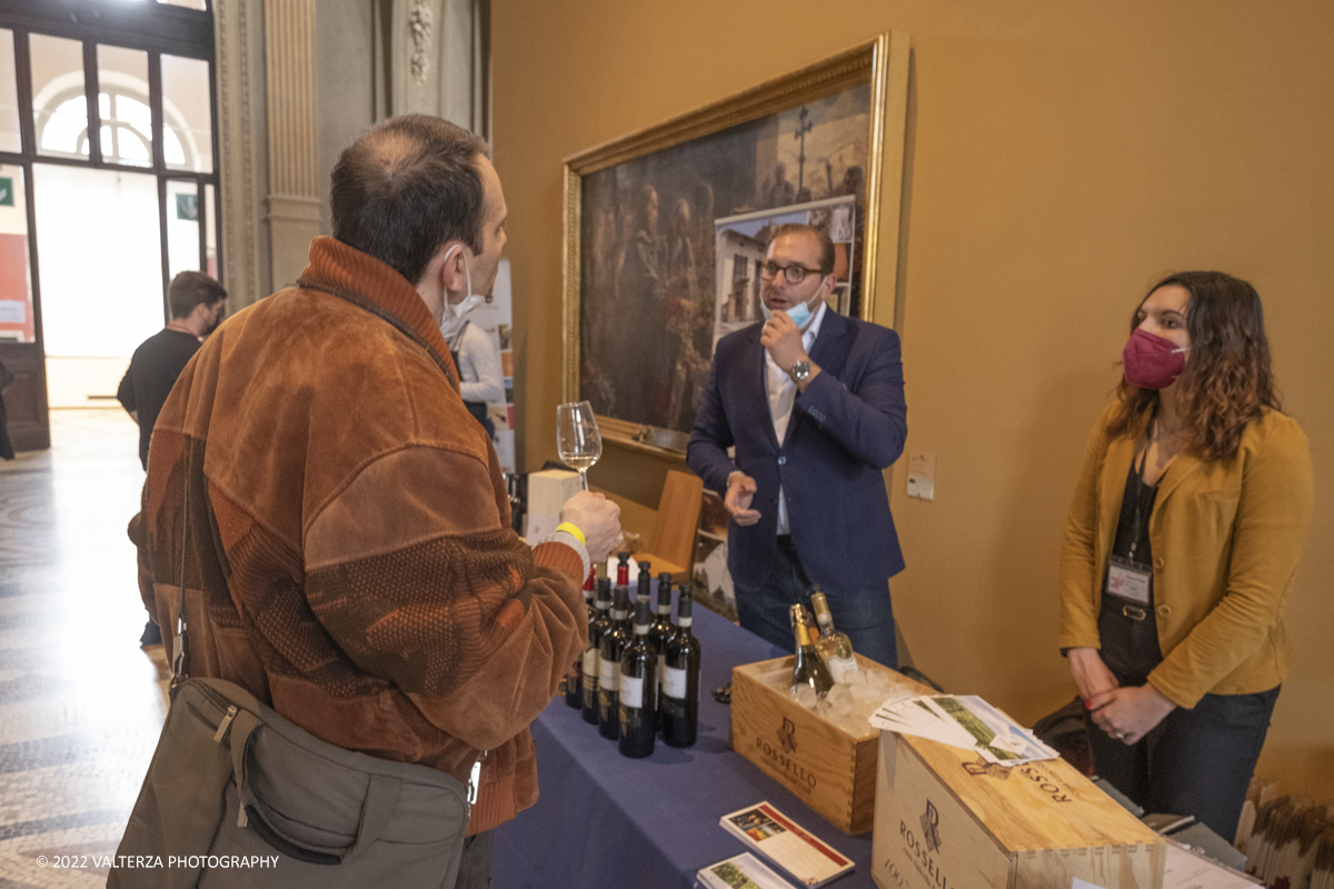 _DSF7442.jpg - 23/04/2022.Torino. Al Museo del Risorgimento Torna il Salone del vino  nell'ambito della Torino Wine Week. Nella foto visitatori in cerca di informazioni ed assaggi dei vini presentati al Salone