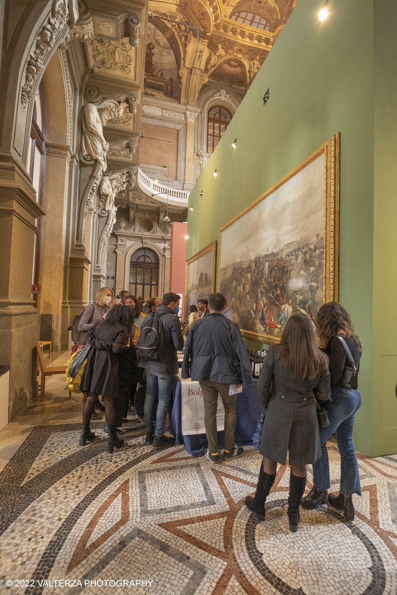 _DSF7452.jpg - 23/04/2022.Torino. Al Museo del Risorgimento Torna il Salone del vino  nell'ambito della Torino Wine Week. Nella foto visitatori in cerca di informazioni ed assaggi dei vini presentati al Salone