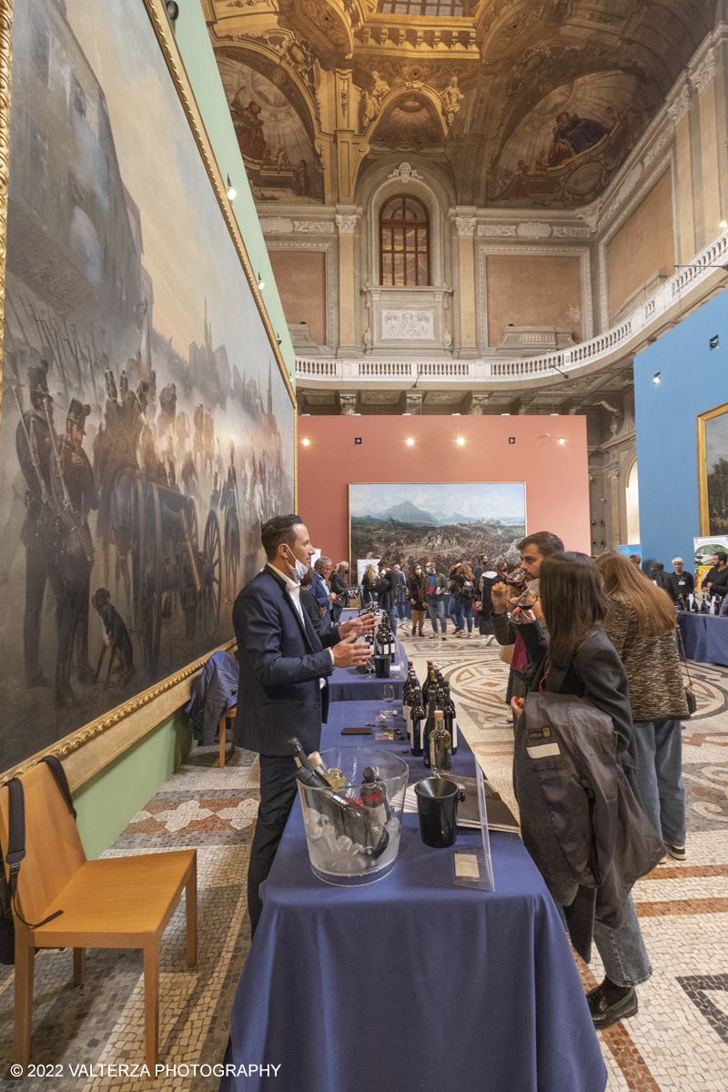 _DSF7456.jpg - 23/04/2022.Torino. Al Museo del Risorgimento Torna il Salone del vino  nell'ambito della Torino Wine Week. Nella foto visitatori in cerca di informazioni ed assaggi dei vini presentati al Salone