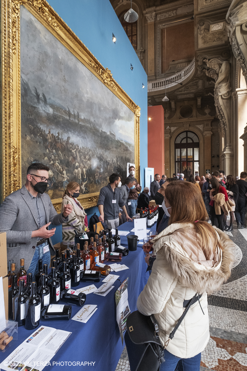 _DSF7468.jpg - 23/04/2022.Torino. Al Museo del Risorgimento Torna il Salone del vino  nell'ambito della Torino Wine Week. Nella foto visitatori in cerca di informazioni ed assaggi dei vini presentati al Salone