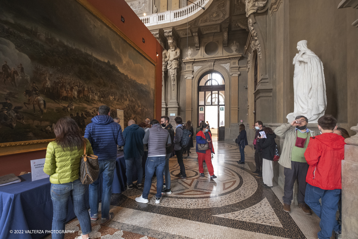 _DSF7487.jpg - 23/04/2022.Torino. Al Museo del Risorgimento Torna il Salone del vino  nell'ambito della Torino Wine Week. Nella foto visitatori in cerca di informazioni ed assaggi dei vini presentati al Salone