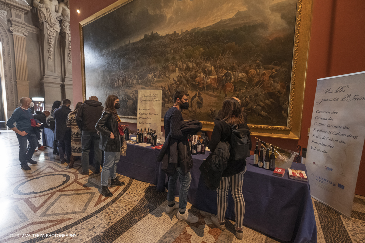 _DSF7536.jpg - 23/04/2022.Torino. Al Museo del Risorgimento Torna il Salone del vino  nell'ambito della Torino Wine Week. Nella foto visitatori in cerca di informazioni ed assaggi dei vini presentati al Salone