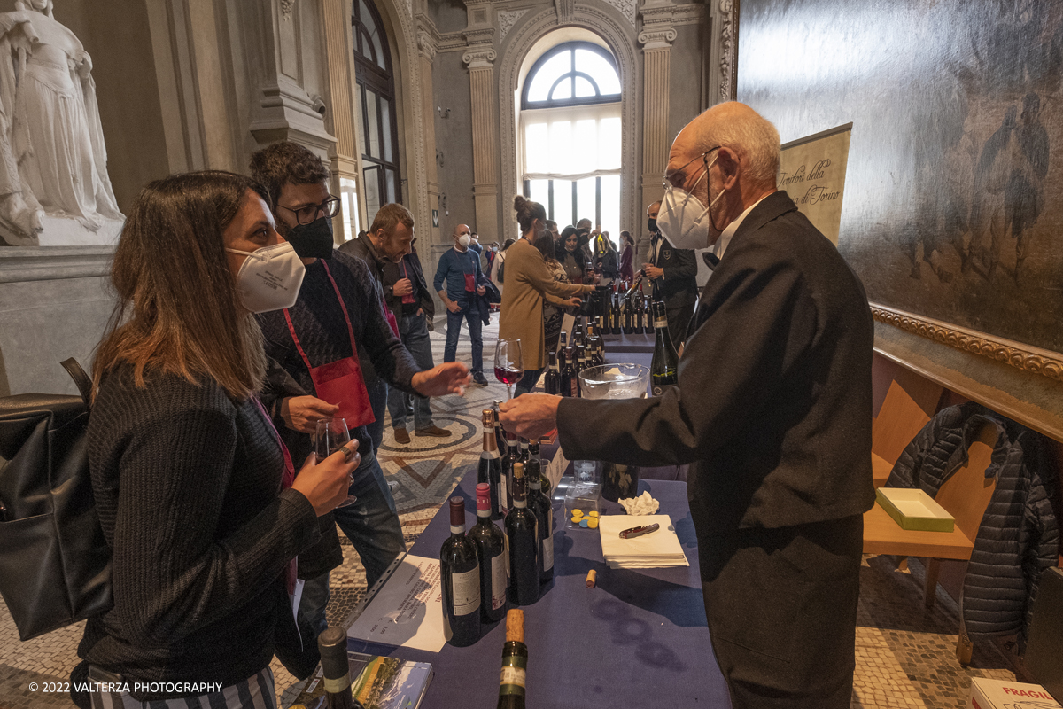 _DSF7545.jpg - 23/04/2022.Torino. Al Museo del Risorgimento Torna il Salone del vino  nell'ambito della Torino Wine Week. Nella foto visitatori in cerca di informazioni ed assaggi dei vini presentati al Salone