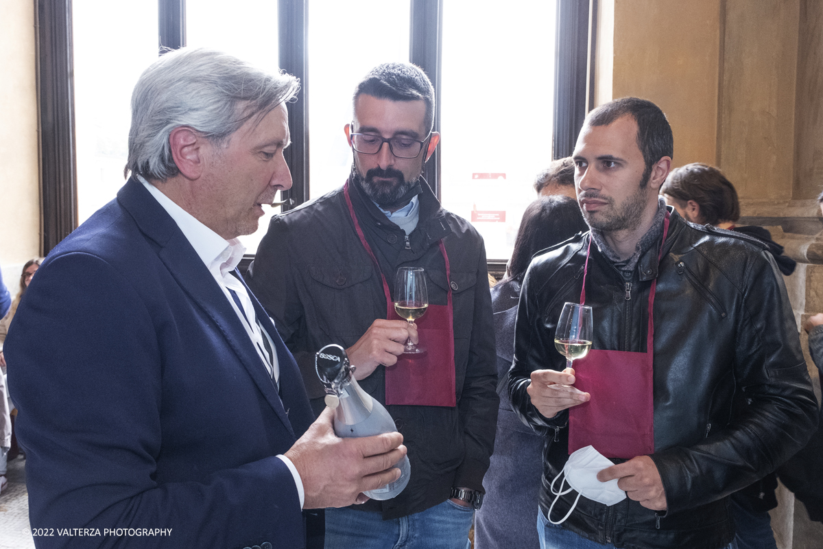 _DSF7623.jpg - 23/04/2022.Torino. Al Museo del Risorgimento Torna il Salone del vino  nell'ambito della Torino Wine Week. Nella foto visitatori in cerca di informazioni ed assaggi dei vini presentati al Salone