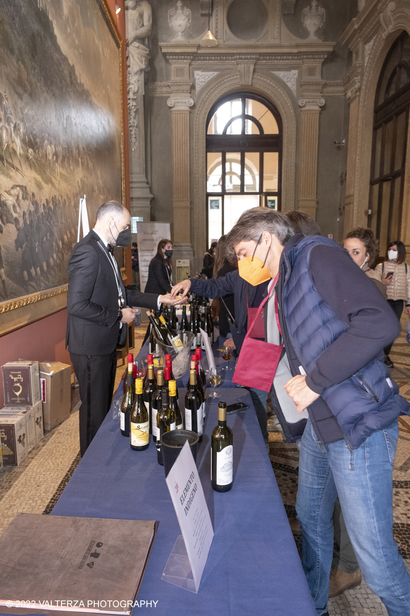 _DSF7635.jpg - 23/04/2022.Torino. Al Museo del Risorgimento Torna il Salone del vino  nell'ambito della Torino Wine Week. Nella foto visitatori in cerca di informazioni ed assaggi dei vini presentati al Salone