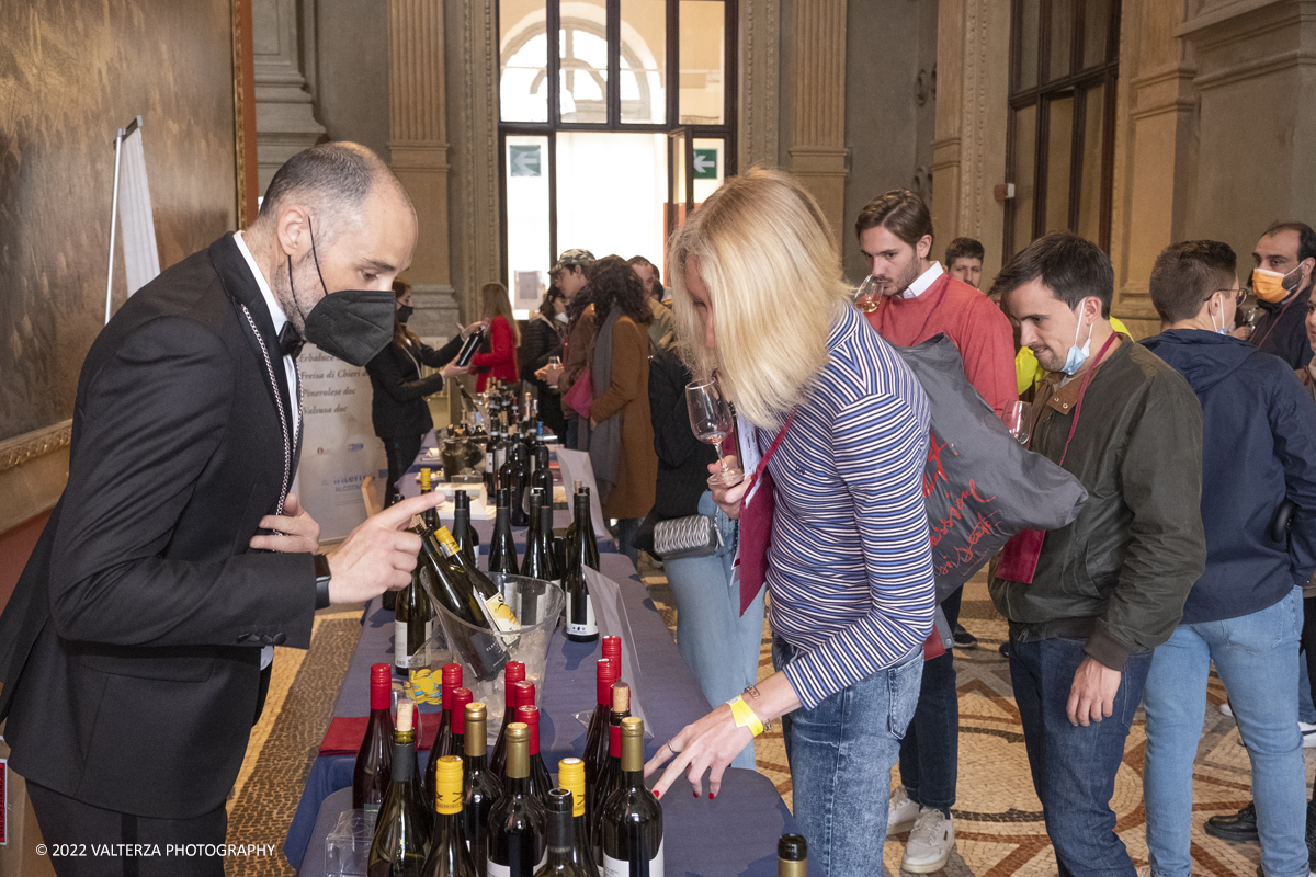 _DSF7637.jpg - 23/04/2022.Torino. Al Museo del Risorgimento Torna il Salone del vino  nell'ambito della Torino Wine Week. Nella foto visitatori in cerca di informazioni ed assaggi dei vini presentati al Salone