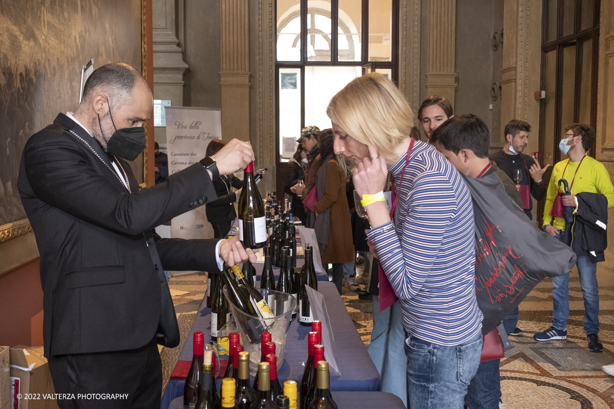 _DSF7640.jpg - 23/04/2022.Torino. Al Museo del Risorgimento Torna il Salone del vino  nell'ambito della Torino Wine Week. Nella foto visitatori in cerca di informazioni ed assaggi dei vini presentati al Salone