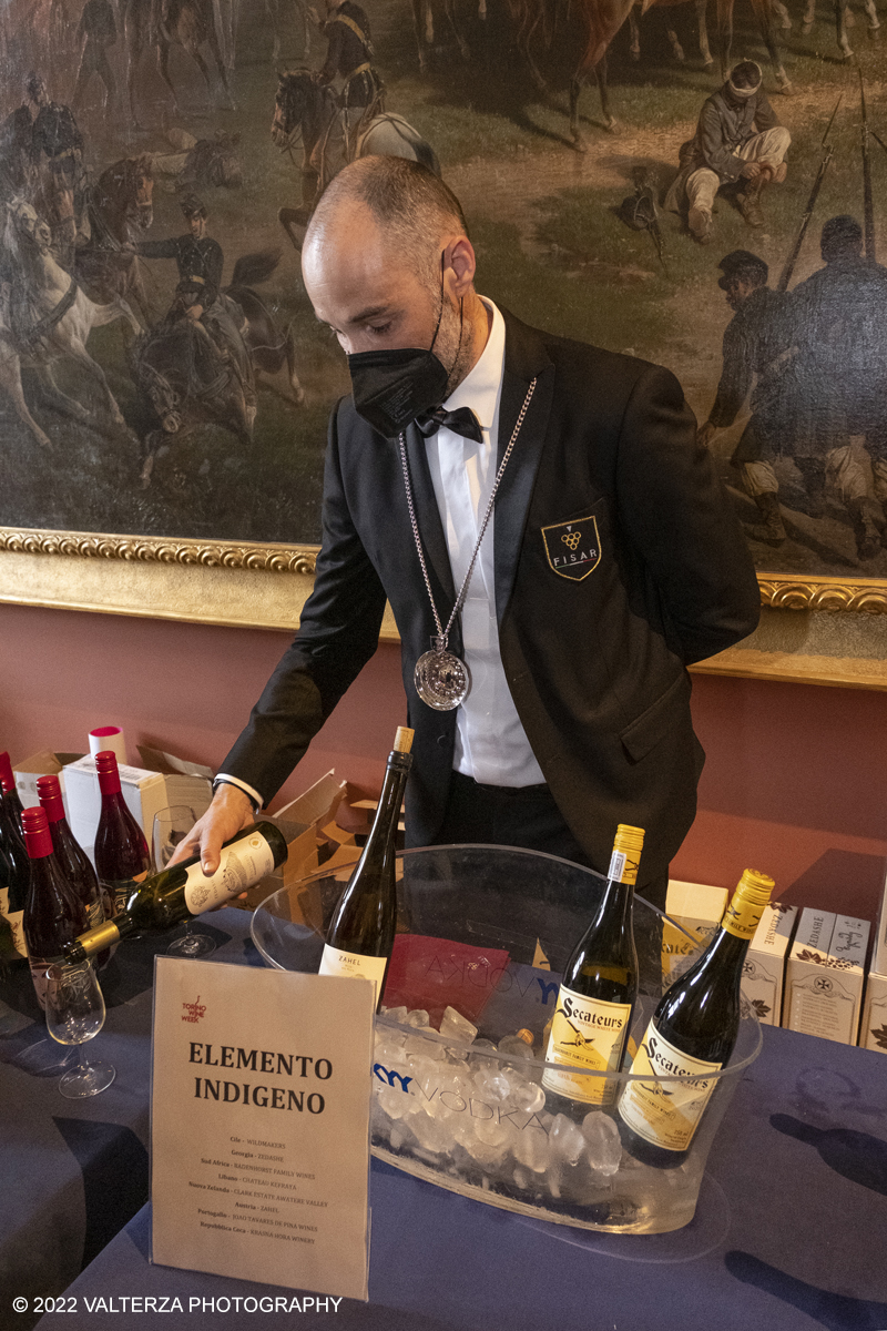 _DSF7719.jpg - 23/04/2022.Torino. Al Museo del Risorgimento Torna il Salone del vino  nell'ambito della Torino Wine Week. Nella foto Sommeiller al lavoro per fornire le degustazioni ai visitatori