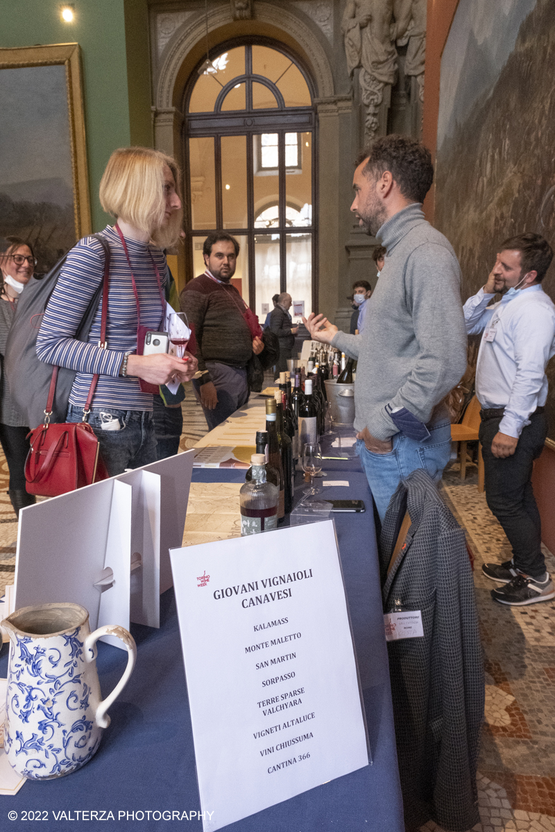 _DSF7737.jpg - 23/04/2022.Torino. Al Museo del Risorgimento Torna il Salone del vino  nell'ambito della Torino Wine Week. Nella foto visitatori in cerca di informazioni ed assaggi dei vini presentati al Salone