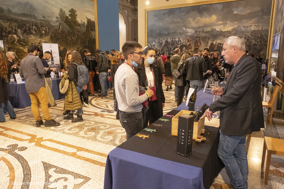 _DSF7753.jpg - 23/04/2022.Torino. Al Museo del Risorgimento Torna il Salone del vino  nell'ambito della Torino Wine Week. Nella foto visitatori in cerca di informazioni ed assaggi dei vini presentati al Salone