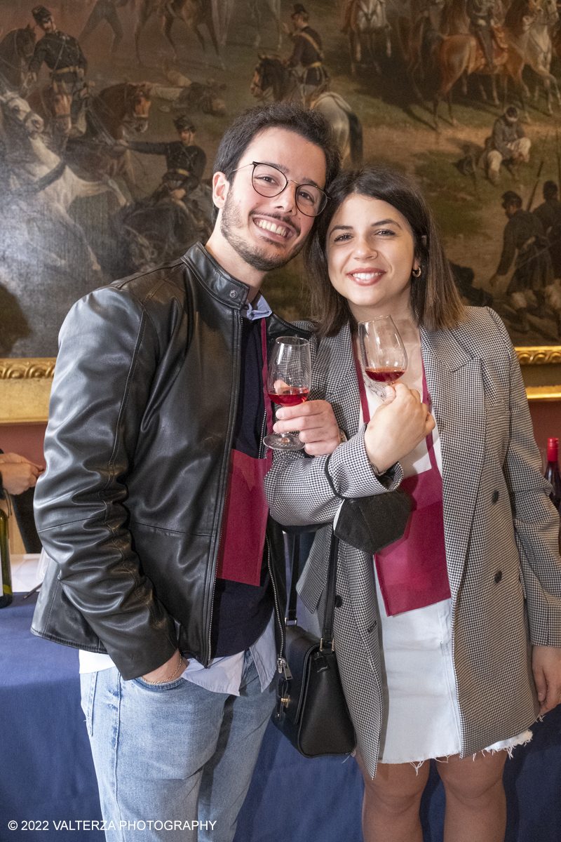 _DSF7761.jpg - 23/04/2022.Torino. Al Museo del Risorgimento Torna il Salone del vino  nell'ambito della Torino Wine Week. Nella foto visitatori in cerca di informazioni ed assaggi dei vini presentati al Salone