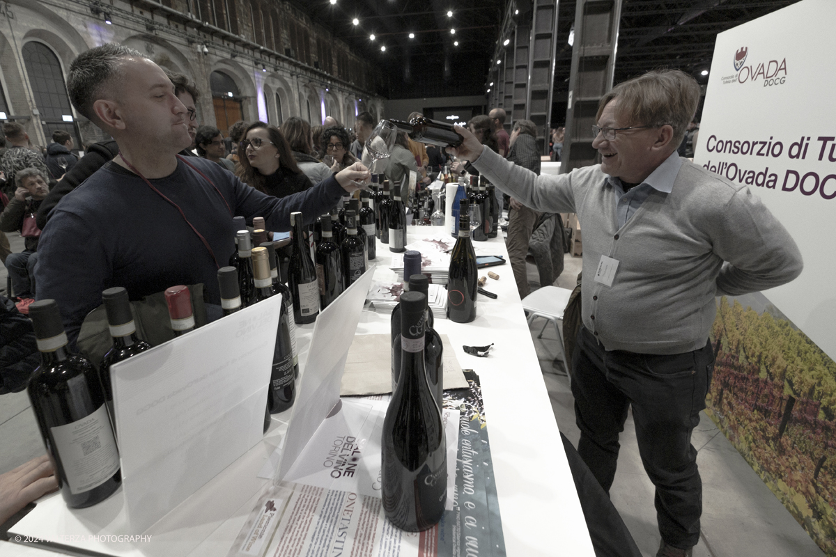 _DSF7229.jpg - 03/03/2024. Torino. Il Salone del Vino di Torino giunge alla sua seconda edizione da sabato 2 a lunedÃ¬ 4 marzo allâ€™interno di due spazi espositivi: le OGR Torino e il Museo Nazionale del Risorgimento Italiano. Nella foto le degustazioni del pubblico  alle OGR