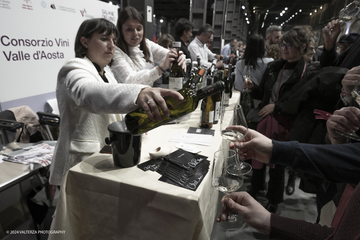 _DSF7425.jpg - 03/03/2024. Torino. Il Salone del Vino di Torino giunge alla sua seconda edizione da sabato 2 a lunedÃ¬ 4 marzo allâ€™interno di due spazi espositivi: le OGR Torino e il Museo Nazionale del Risorgimento Italiano. Nella foto le degustazioni del pubblico  alle OGR