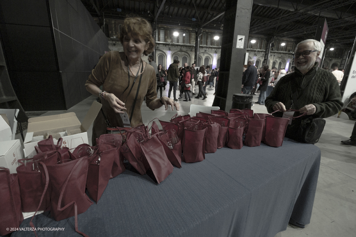 _DSF7507.jpg - 03/03/2024. Torino. Il Salone del Vino di Torino giunge alla sua seconda edizione da sabato 2 a lunedÃ¬ 4 marzo allâ€™interno di due spazi espositivi: le OGR Torino e il Museo Nazionale del Risorgimento Italiano. Nella foto preparazione dei kit di degustazione