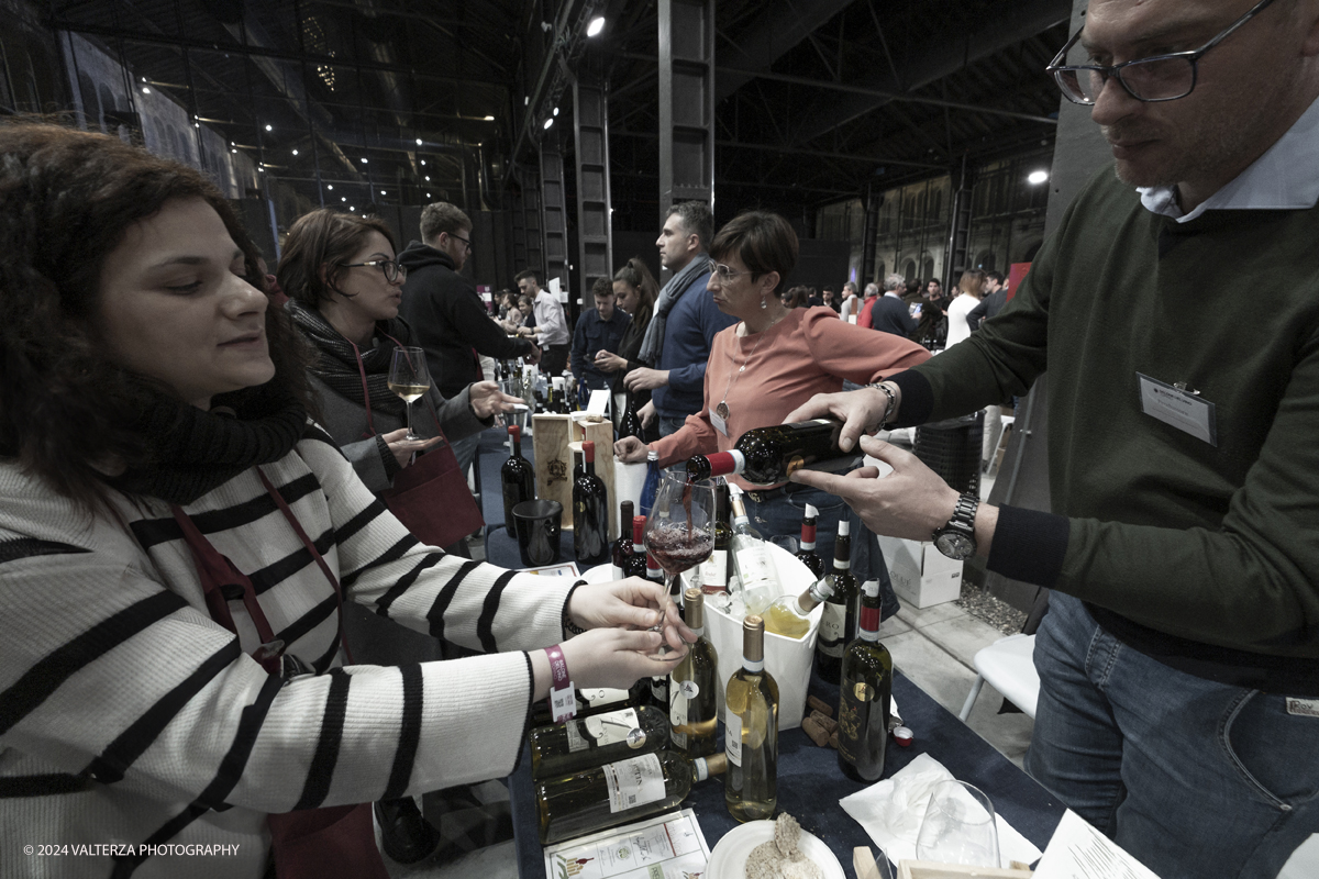 _DSF7537.jpg - 03/03/2024. Torino. Il Salone del Vino di Torino giunge alla sua seconda edizione da sabato 2 a lunedÃ¬ 4 marzo allâ€™interno di due spazi espositivi: le OGR Torino e il Museo Nazionale del Risorgimento Italiano. Nella foto le degustazioni del pubblico  alle OGR