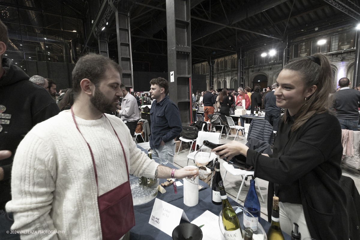 _DSF7544.jpg - 03/03/2024. Torino. Il Salone del Vino di Torino giunge alla sua seconda edizione da sabato 2 a lunedÃ¬ 4 marzo allâ€™interno di due spazi espositivi: le OGR Torino e il Museo Nazionale del Risorgimento Italiano. Nella foto le degustazioni del pubblico  alle OGR