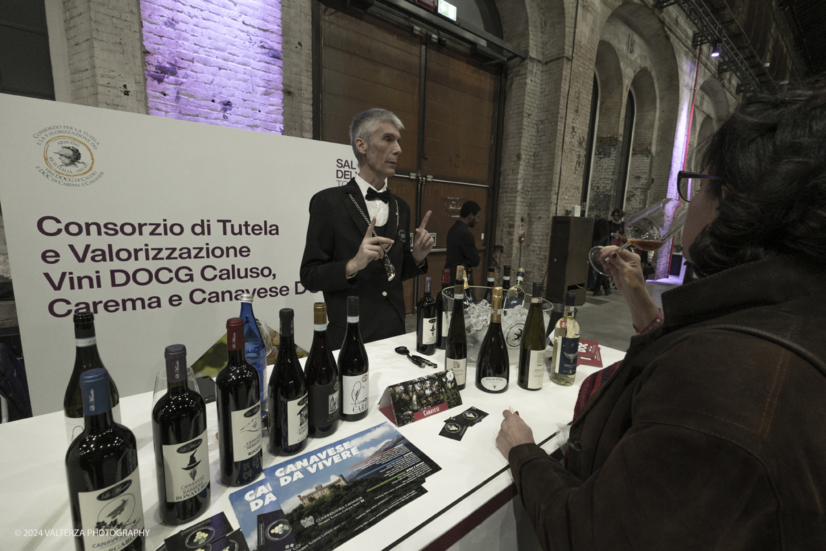 _DSF7563.jpg - 03/03/2024. Torino. Il Salone del Vino di Torino giunge alla sua seconda edizione da sabato 2 a lunedÃ¬ 4 marzo allâ€™interno di due spazi espositivi: le OGR Torino e il Museo Nazionale del Risorgimento Italiano. Nella foto le degustazioni del pubblico  alle OGR