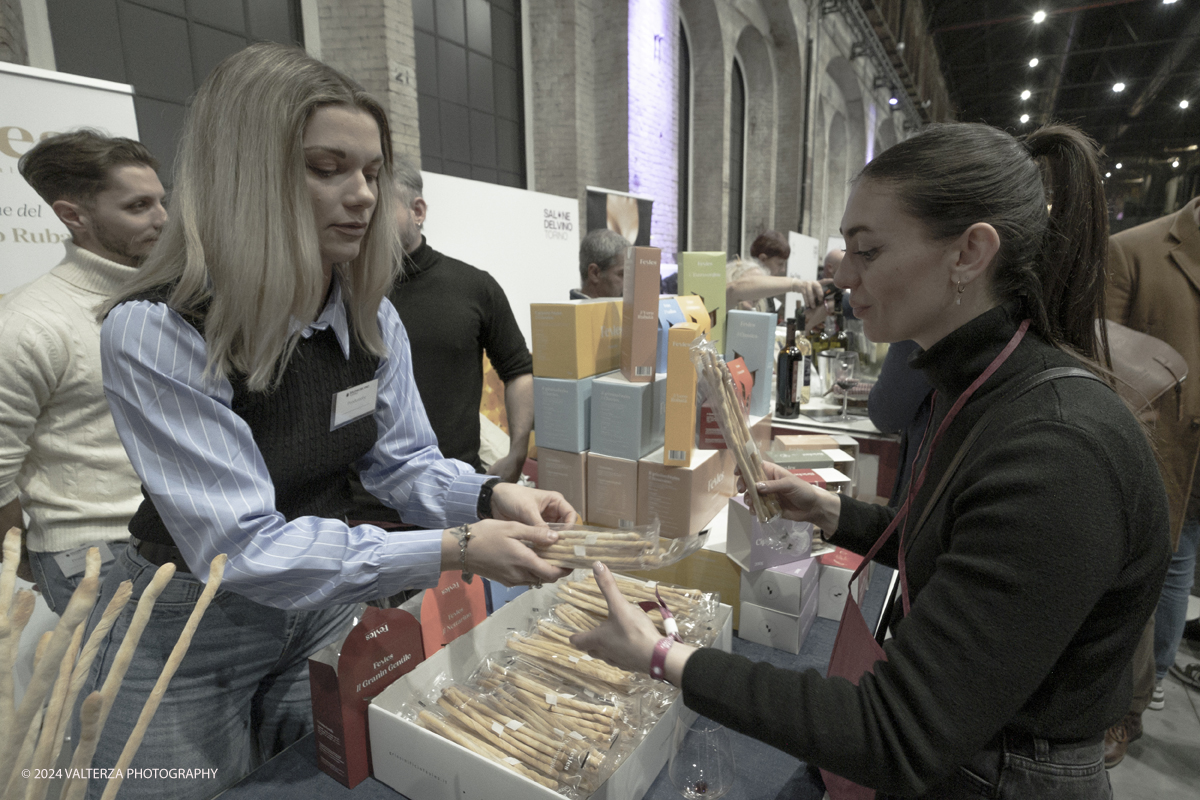 _DSF7593.jpg - 03/03/2024. Torino. Il Salone del Vino di Torino giunge alla sua seconda edizione da sabato 2 a lunedÃ¬ 4 marzo allâ€™interno di due spazi espositivi: le OGR Torino e il Museo Nazionale del Risorgimento Italiano. Nella foto sofferta di grissini per la degustazione allo stand di un produttore