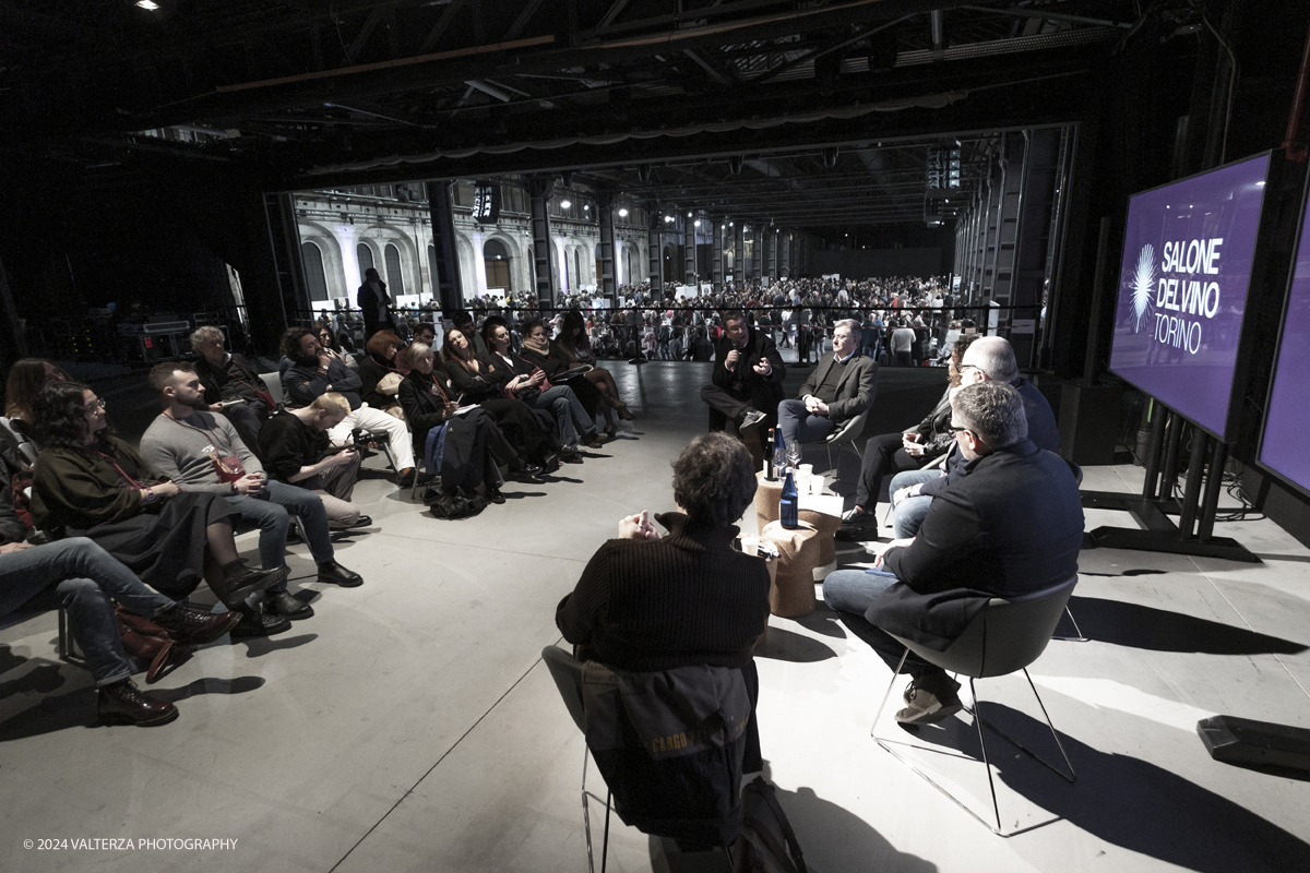 _DSF7637.jpg - 03/03/2024. Torino. Il Salone del Vino di Torino giunge alla sua seconda edizione da sabato 2 a lunedÃ¬ 4 marzo allâ€™interno di due spazi espositivi: le OGR Torino e il Museo Nazionale del Risorgimento Italiano. Nella foto  alle OGR la  Masterclass : sostenibilitÃ  ambientale, cambiamenti climatici con Mario Tozzi primo ricercatore CNR, Luca Rolle e Paolo Sabbatini docenti del DISIFA, Chiara Foglietta assessore alla transizione ecologica cittÃ  di Torino, Patrizio Anisio direttore del Salone del Vino.