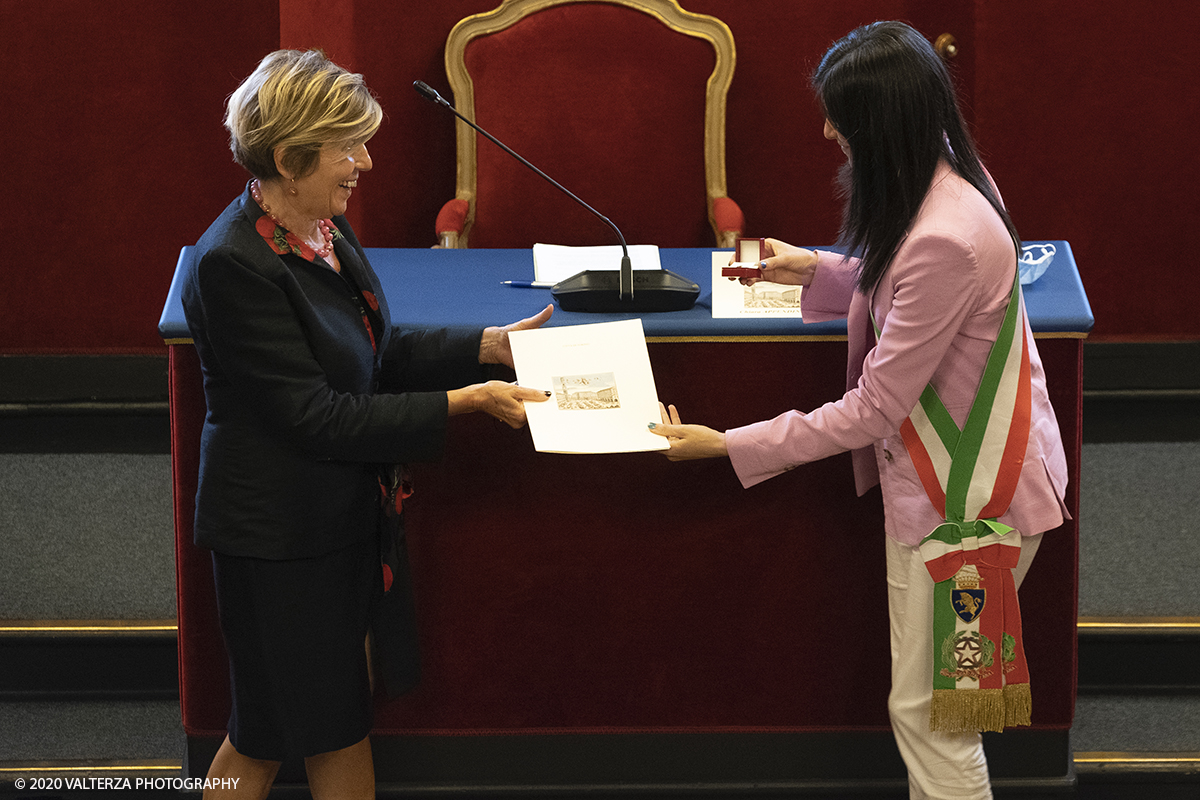 _DSF8791.jpg - 24/06/2020.Torino. Cerimonia di nomina  di sette Ambasciatori dellle eccellenze di Torino. Nella foto Maria Lodovica Gullino, direttore di Agroinnova, Centro di competenza per l'Innovazione in campo agro-ambientale riceve il suo attestato di ambasciatrice.