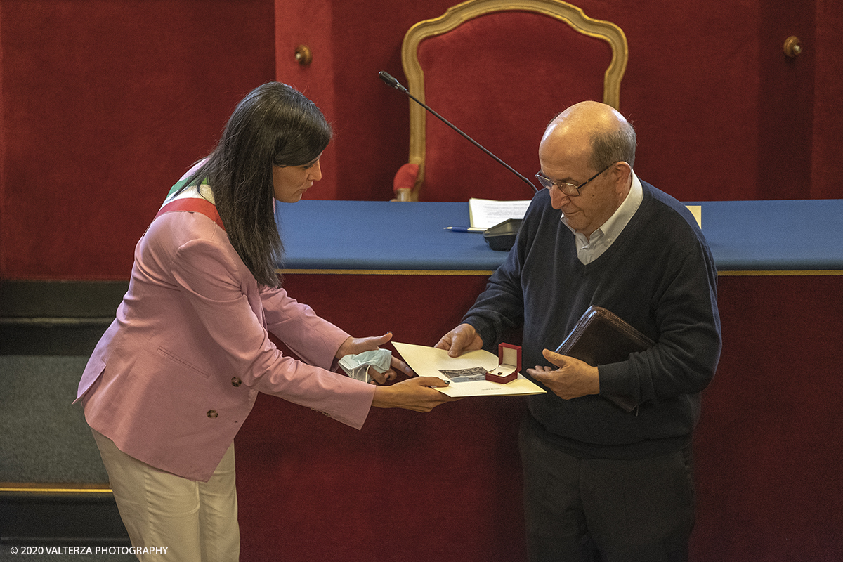 _DSF8917.jpg - 24/06/2020.Torino. Cerimonia di nomina  di sette Ambasciatori dellle eccellenze di Torino. Nella foto Ernesto Olivero, fondatore, nel 1964, del SerMiG (Servizio Missionario Giovanile) riceve il suo attestato di nomina ad ambasciatore.  Nel 1997 Ã¨ stato insignito del titolo di Servitor Pacis dallâ€™Osservatorio permanente presso la Santa Sede allâ€™Onu.