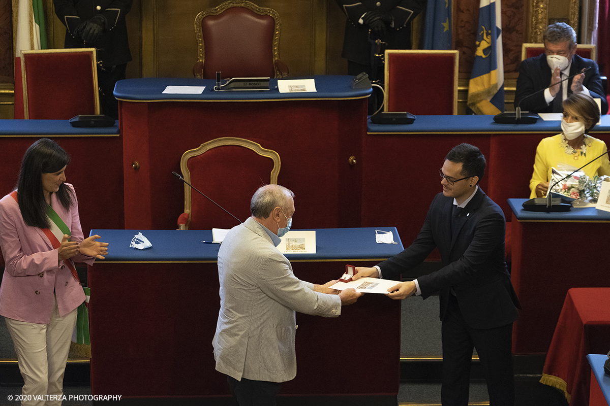 _DSF9101.jpg - 24/06/2020.Torino. Cerimonia di nomina  di sette Ambasciatori delle eccellenze di Torino. Nella foto il Signor Borghesan ritira l'attestato di ambasciatore in nome e per conto di Lorenzo Sonego, tennista di talento,  attualmente  numero 46 della classifica ATP