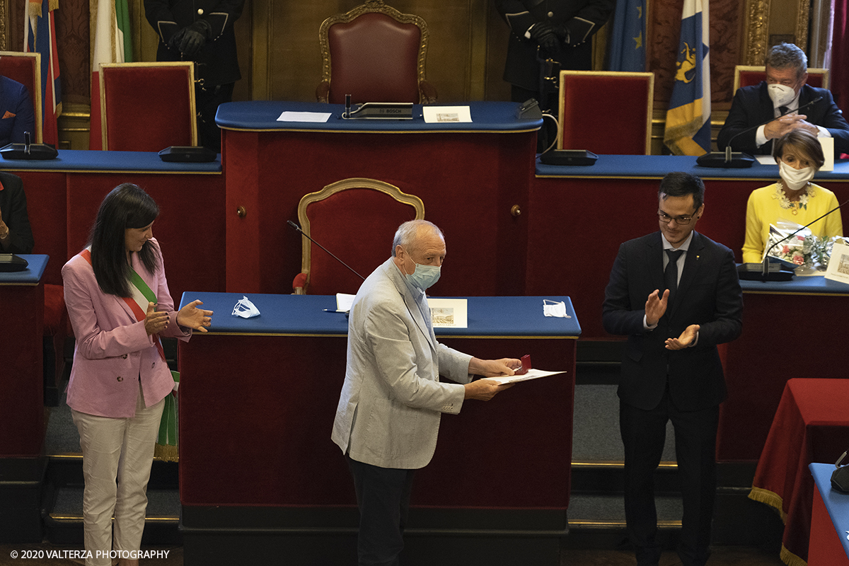 _DSF9102.jpg - 24/06/2020.Torino. Cerimonia di nomina  di sette Ambasciatori delle eccellenze di Torino. Nella foto il Signor Borghesan ritira l'attestato di ambasciatore in nome e per conto di Lorenzo Sonego, tennista di talento,  attualmente  numero 46 della classifica ATP