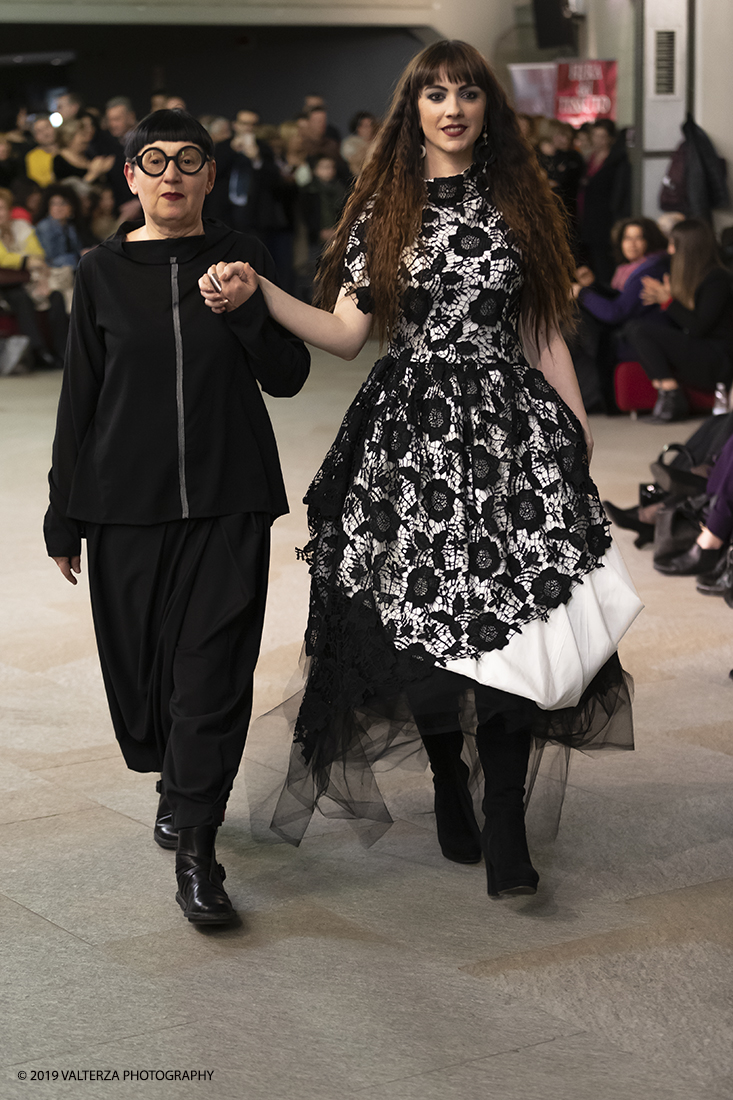 _G3I8722.jpg - 04-03-2019 Moncalieri. Sfilata Moda delle Donne. Creazioni Artigianali Femminili. Nella foto luna creazione di La Sartoria Artigiana con la designer Lorena Giannini.