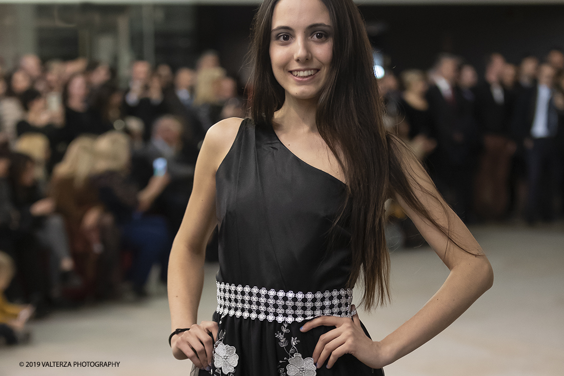 _G3I9325.jpg - 04-03-2019 Moncalieri. Sfilata Moda delle Donne. Creazioni Artigianali Femminili. Nella foto una creazione della Designer Regina Guasco de Oliveira.