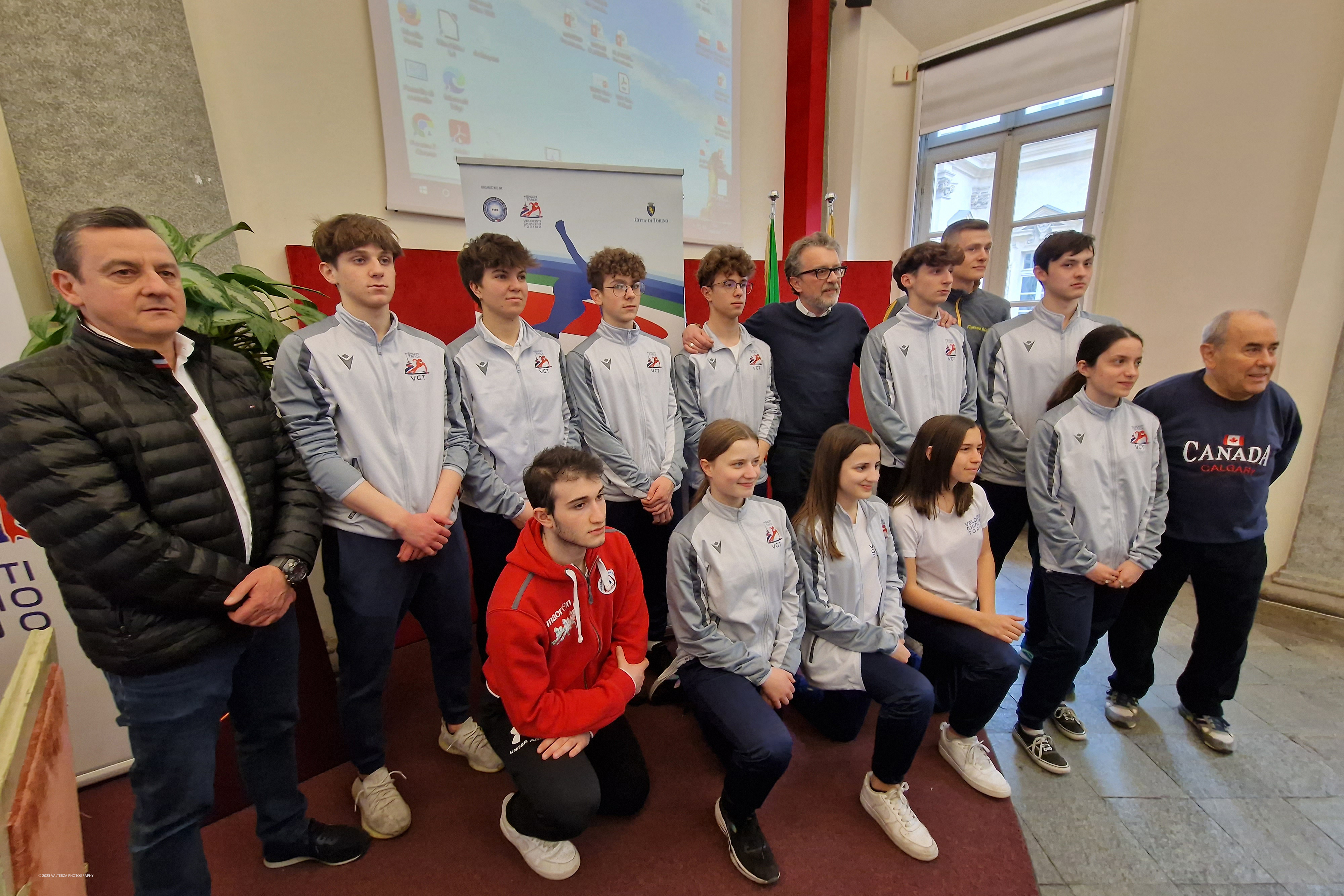 20230314_151600.jpg - 14/03/2023.Torino. Short Track, presentati a Torino i Campionati Italiani Assoluti 2023.La rassegna tricolore assegnerÃ  i titoli senior sia al maschile che al femminile. Nella foto foto di gruppo con i giovani allievi della specialitÃ 