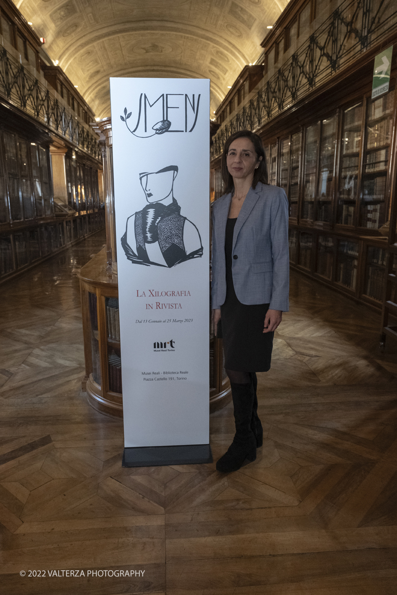 _DSF3572.jpg - 12/01/2023. Torino. L'esposizione  alla biblioteca reale dal 13 gennaio al 25 Marzo 2023 ripercorre la lunga storia dell'arte xilografica e tipografica. Nella foto la direttrice della biblioteca reale Giuseppina Mussari con Gianfranco Schialvino e Gianni Verna incisori e curatori della mostra