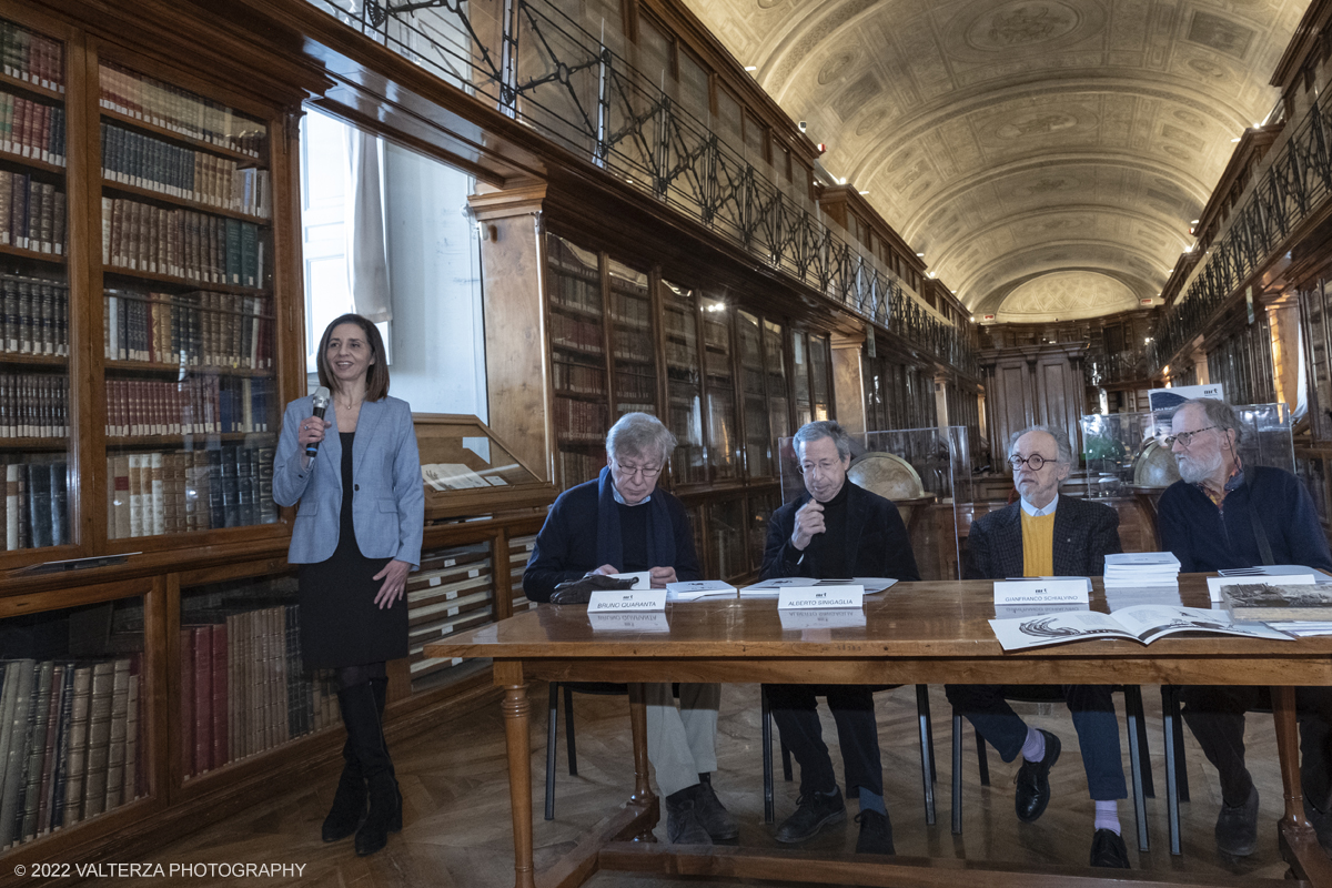 _DSF3635.jpg - 12/01/2023. Torino. L'esposizione  alla biblioteca reale dal 13 gennaio al 25 Marzo 2023 ripercorre la lunga storia dell'arte xilografica e tipografica. Nella foto la direttrice della biblioteca reale Giuseppina Mussari apre la presentazione inaugurale della mostra