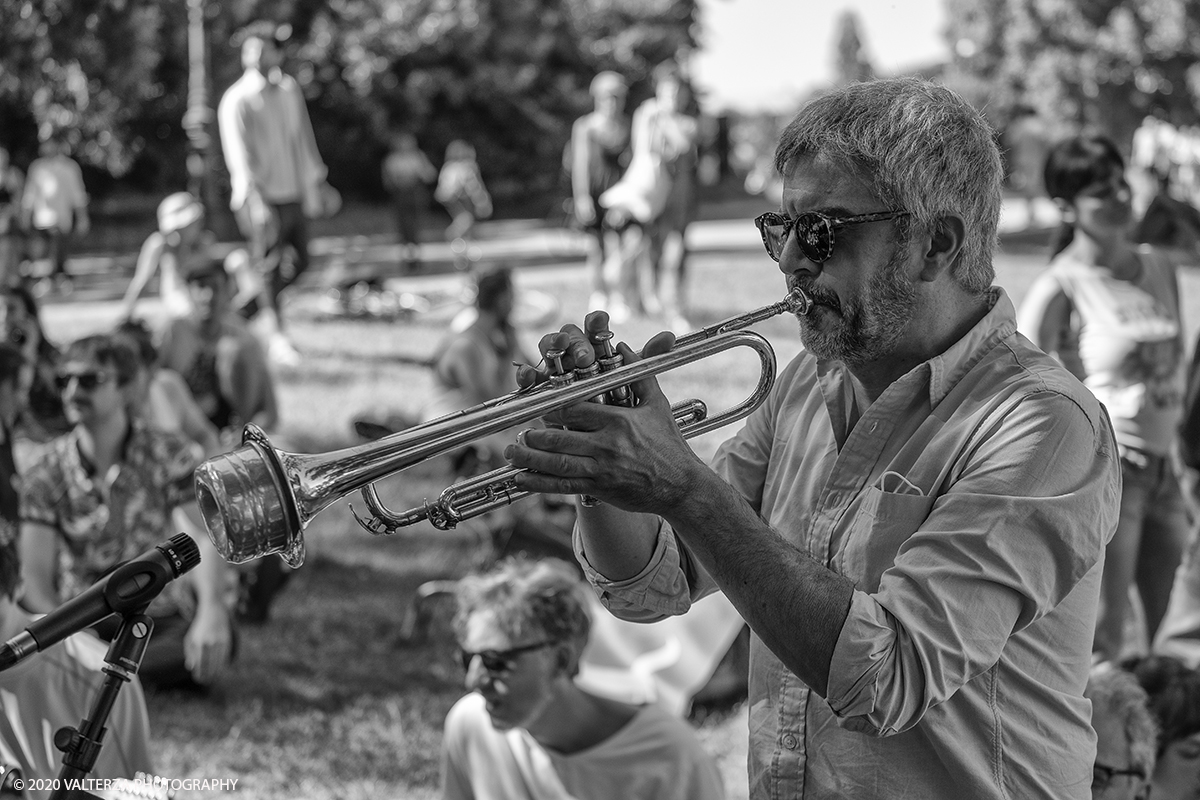 _DSF1123.jpg - 05/07/2020. Torino. Cosa succede quando ci si dÃ  appuntamento su un prato per suonare tutti insieme, con i propri strumenti musicali? Senza schemi precostituiti, improvvisando armonie e melodie sul momento, cogliendo l'attimo?Ãˆ il Sonic Picnic!