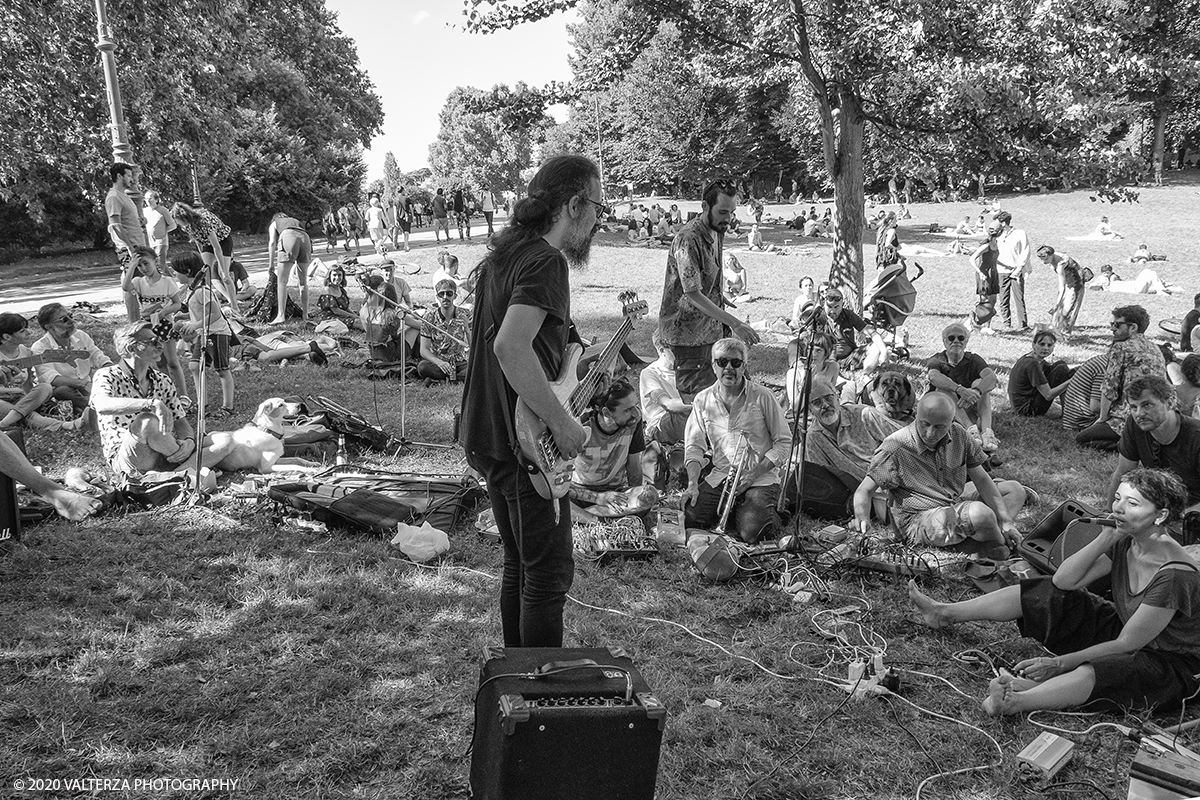 _DSF5822.jpg - 05/07/2020. Torino. Cosa succede quando ci si dÃ  appuntamento su un prato per suonare tutti insieme, con i propri strumenti musicali? Senza schemi precostituiti, improvvisando armonie e melodie sul momento, cogliendo l'attimo?Ãˆ il Sonic Picnic!