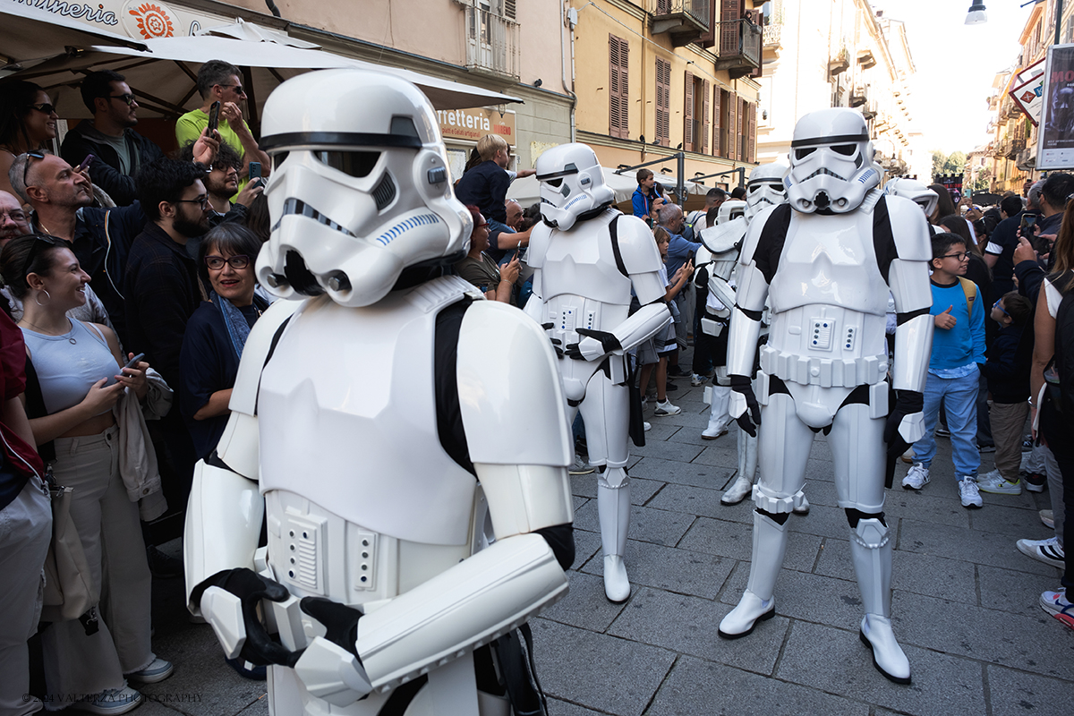 _DSF3159.jpg - 15/09/2024. Torino. In occasione della mostra MOVIE ICONS. Oggetti dai set di Hollywood , il Museo Nazionale del  Cinema ha proposto l'evento, â€œStar Wars Experienceâ€�, dedicato al pubblico e agli appassionati del genere dove le legioni imperiali e ribelli di Star Wars  hanno sfilato per le vie del centro cittÃ  e posato con i fans all'interno del museo. Nella foto i personaggi di Star Wars in sfilata per le vie del centro