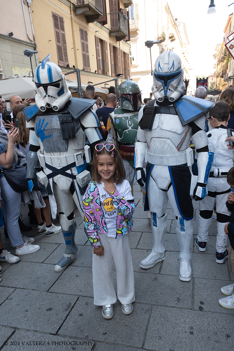 _DSF3169.jpg - 15/09/2024. Torino. In occasione della mostra MOVIE ICONS. Oggetti dai set di Hollywood , il Museo Nazionale del  Cinema ha proposto l'evento, â€œStar Wars Experienceâ€�, dedicato al pubblico e agli appassionati del genere dove le legioni imperiali e ribelli di Star Wars  hanno sfilato per le vie del centro cittÃ  e posato con i fans all'interno del museo. Nella foto i personaggi di Star Wars in sfilata per le vie del centro