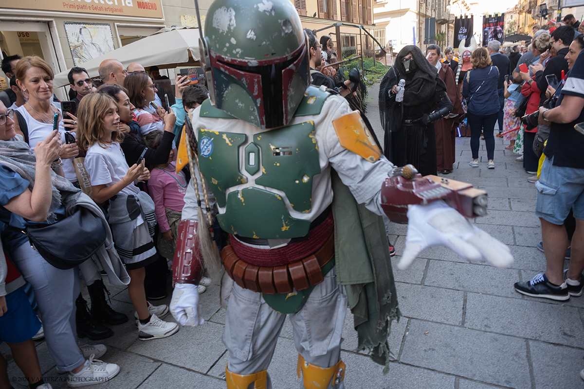 _DSF3172.jpg - 15/09/2024. Torino. In occasione della mostra MOVIE ICONS. Oggetti dai set di Hollywood , il Museo Nazionale del  Cinema ha proposto l'evento, â€œStar Wars Experienceâ€�, dedicato al pubblico e agli appassionati del genere dove le legioni imperiali e ribelli di Star Wars  hanno sfilato per le vie del centro cittÃ  e posato con i fans all'interno del museo. Nella foto i personaggi di Star Wars in sfilata per le vie del centro