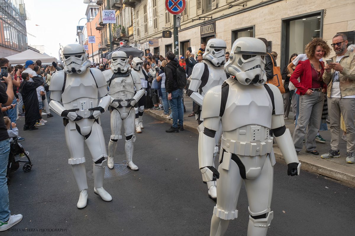 _DSF3247.jpg - 15/09/2024. Torino. In occasione della mostra MOVIE ICONS. Oggetti dai set di Hollywood , il Museo Nazionale del  Cinema ha proposto l'evento, â€œStar Wars Experienceâ€�, dedicato al pubblico e agli appassionati del genere dove le legioni imperiali e ribelli di Star Wars  hanno sfilato per le vie del centro cittÃ  e posato con i fans all'interno del museo. Nella foto i personaggi di Star Wars in sfilata per le vie del centro