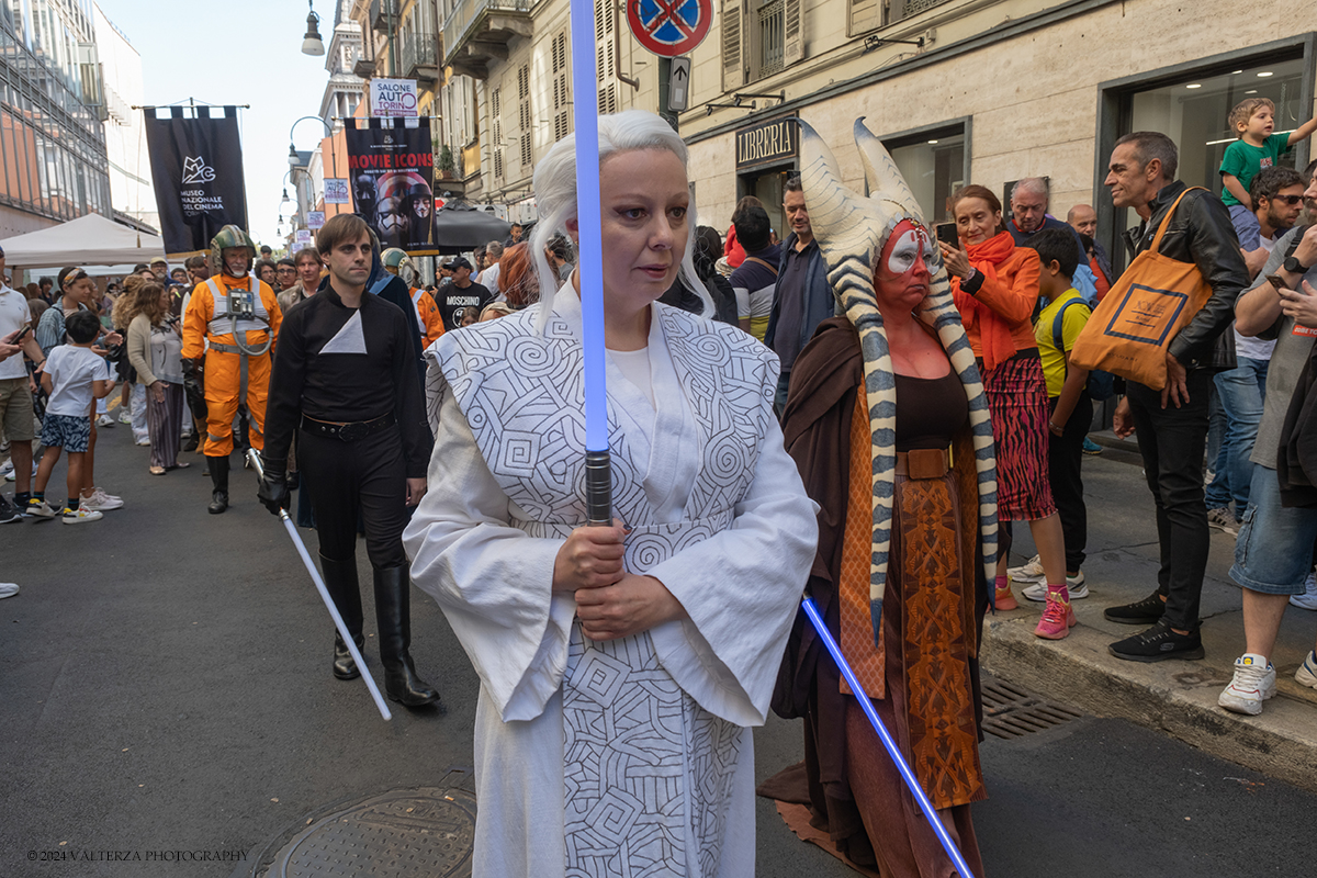 _DSF3282.jpg - 15/09/2024. Torino. In occasione della mostra MOVIE ICONS. Oggetti dai set di Hollywood , il Museo Nazionale del  Cinema ha proposto l'evento, â€œStar Wars Experienceâ€�, dedicato al pubblico e agli appassionati del genere dove le legioni imperiali e ribelli di Star Wars  hanno sfilato per le vie del centro cittÃ  e posato con i fans all'interno del museo. Nella foto i personaggi di Star Wars in sfilata per le vie del centro