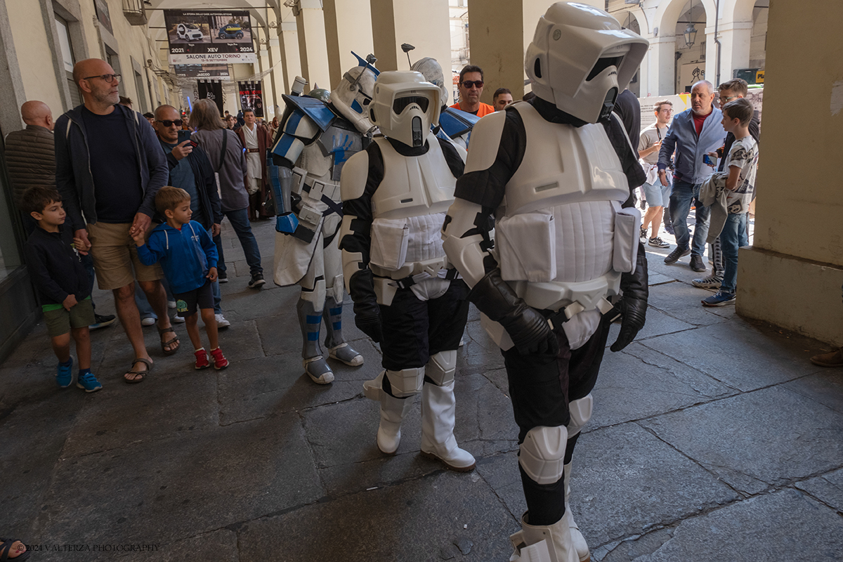 _DSF3304.jpg - 15/09/2024. Torino. In occasione della mostra MOVIE ICONS. Oggetti dai set di Hollywood , il Museo Nazionale del  Cinema ha proposto l'evento, â€œStar Wars Experienceâ€�, dedicato al pubblico e agli appassionati del genere dove le legioni imperiali e ribelli di Star Wars  hanno sfilato per le vie del centro cittÃ  e posato con i fans all'interno del museo. Nella foto i personaggi di Star Wars in sfilata per le vie del centro