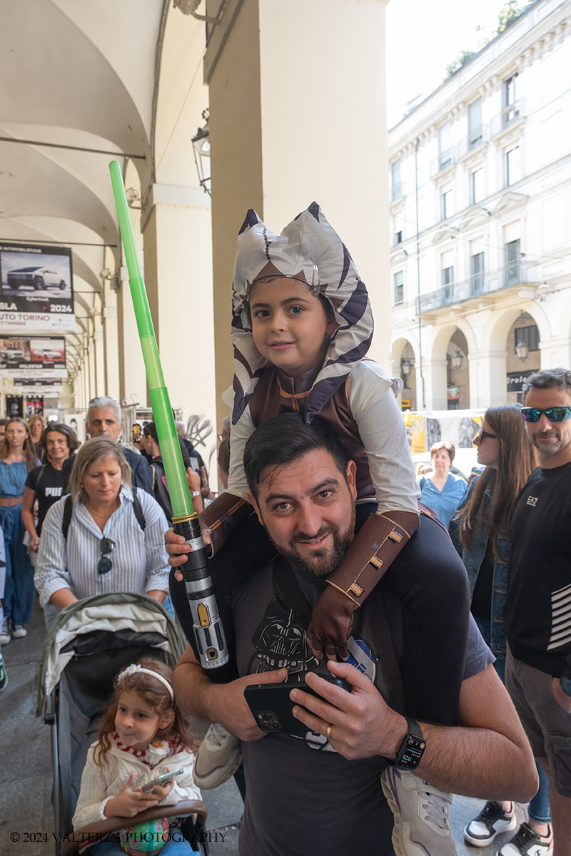 _DSF3315.jpg - 15/09/2024. Torino. In occasione della mostra MOVIE ICONS. Oggetti dai set di Hollywood , il Museo Nazionale del  Cinema ha proposto l'evento, â€œStar Wars Experienceâ€�, dedicato al pubblico e agli appassionati del genere dove le legioni imperiali e ribelli di Star Wars  hanno sfilato per le vie del centro cittÃ  e posato con i fans all'interno del museo. Nella foto spettatori della sfilata