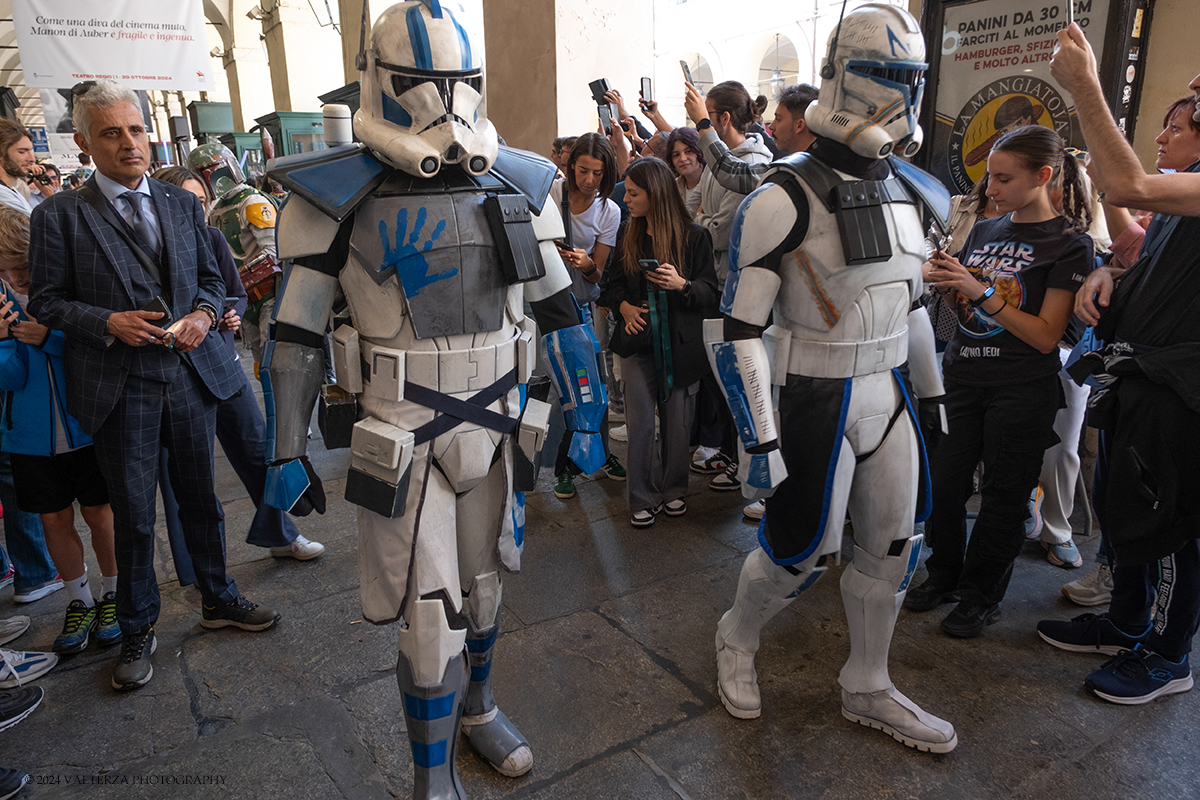 _DSF3362.jpg - 15/09/2024. Torino. In occasione della mostra MOVIE ICONS. Oggetti dai set di Hollywood , il Museo Nazionale del  Cinema ha proposto l'evento, â€œStar Wars Experienceâ€�, dedicato al pubblico e agli appassionati del genere dove le legioni imperiali e ribelli di Star Wars  hanno sfilato per le vie del centro cittÃ  e posato con i fans all'interno del museo. Nella foto i personaggi di Star Wars in sfilata per le vie del centro