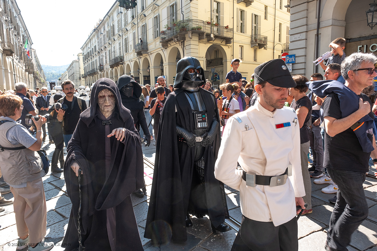 _DSF3391.jpg - 15/09/2024. Torino. In occasione della mostra MOVIE ICONS. Oggetti dai set di Hollywood , il Museo Nazionale del  Cinema ha proposto l'evento, â€œStar Wars Experienceâ€�, dedicato al pubblico e agli appassionati del genere dove le legioni imperiali e ribelli di Star Wars  hanno sfilato per le vie del centro cittÃ  e posato con i fans all'interno del museo. Nella foto i personaggi di Star Wars in sfilata per le vie del centro