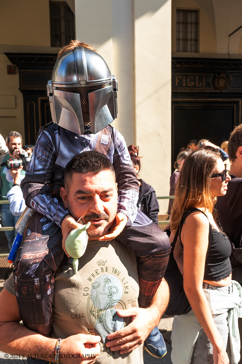 _DSF3420.jpg - 15/09/2024. Torino. In occasione della mostra MOVIE ICONS. Oggetti dai set di Hollywood , il Museo Nazionale del  Cinema ha proposto l'evento, â€œStar Wars Experienceâ€�, dedicato al pubblico e agli appassionati del genere dove le legioni imperiali e ribelli di Star Wars  hanno sfilato per le vie del centro cittÃ  e posato con i fans all'interno del museo. Nella foto spettatori della sfilata